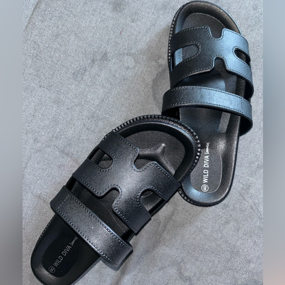 Making Statements Casual Slides-Black